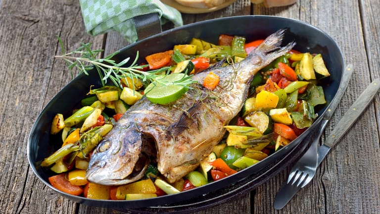Goldbrasse mit Ofengemüse: Das Gemüse eignet sich sowohl als eigene Hauptspeise als auch als Beilage zu Fisch- oder Fleischgerichten.