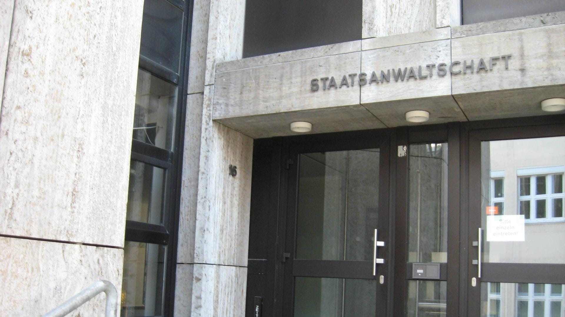 Eingang zur Staatsanwaltschaft in Bielefeld: Die Behörde geht nach dem Tod eines Mannes von einem Gewaltverbrechen aus. Eingang zur Staatsanwaltschaft in Bielefeld: Die Behörde geht nach dem Tod eines Mannes von einem Gewaltverbrechen aus.