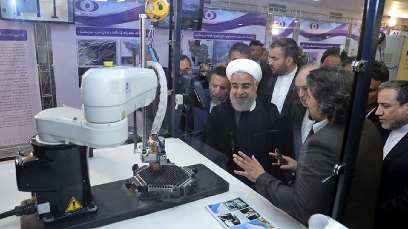 Hassan Ruhani lässt sich neue Entwicklungen in der Atomenergie erklären: Der iranische Präsident begrüßte eine Einigung mit der IAEA.