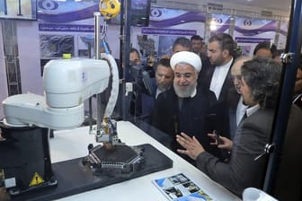Hassan Ruhani lässt sich neue Entwicklungen in der Atomenergie erklären: Der iranische Präsident begrüßte eine Einigung mit der IAEA.