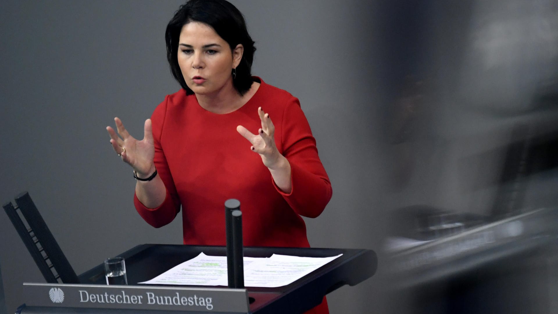 Grünen-Chefin Annalena Baerbock bei der Debatte im Bundestag: Baerbock und die Linken-Chefin Katja Kipping setzten sich mit ihrem Gesetzentwurf zur Zustimmungslösung im Parlament durch.