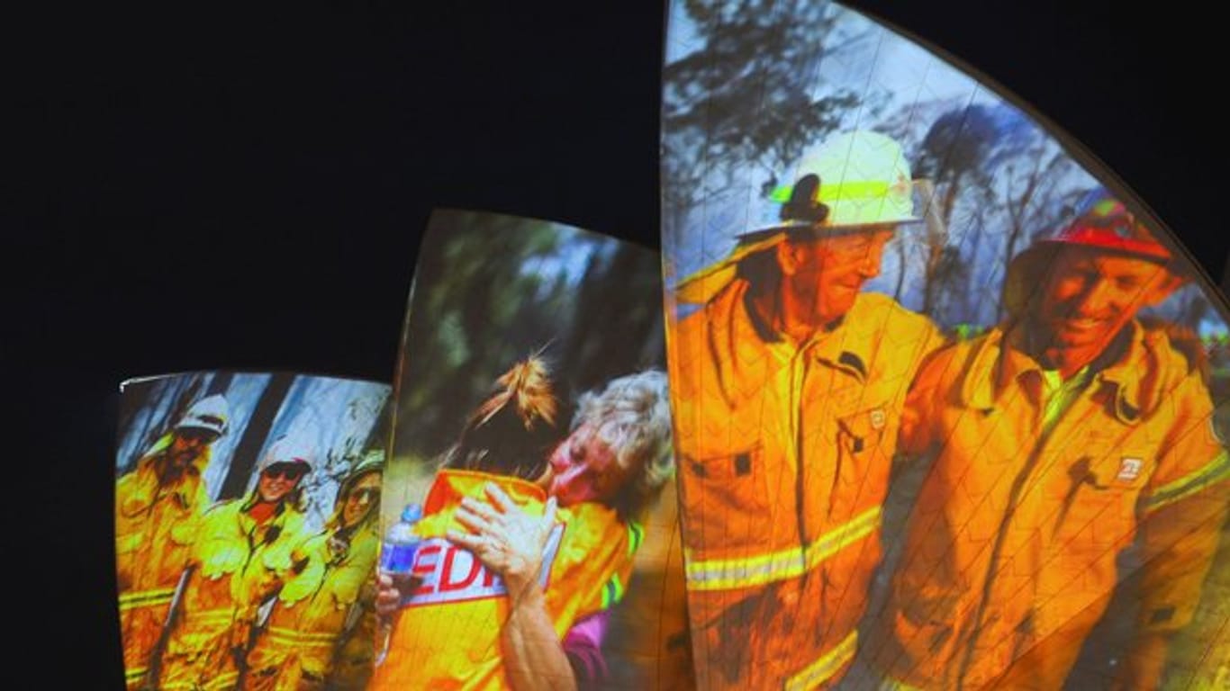 Auf den großen Segeln des Opernhauses in Sydney wurden als Dank Bilder von Feuerwehrleuten projiziert.