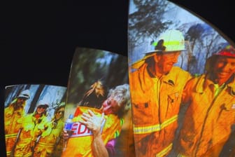 Auf den großen Segeln des Opernhauses in Sydney wurden als Dank Bilder von Feuerwehrleuten projiziert.