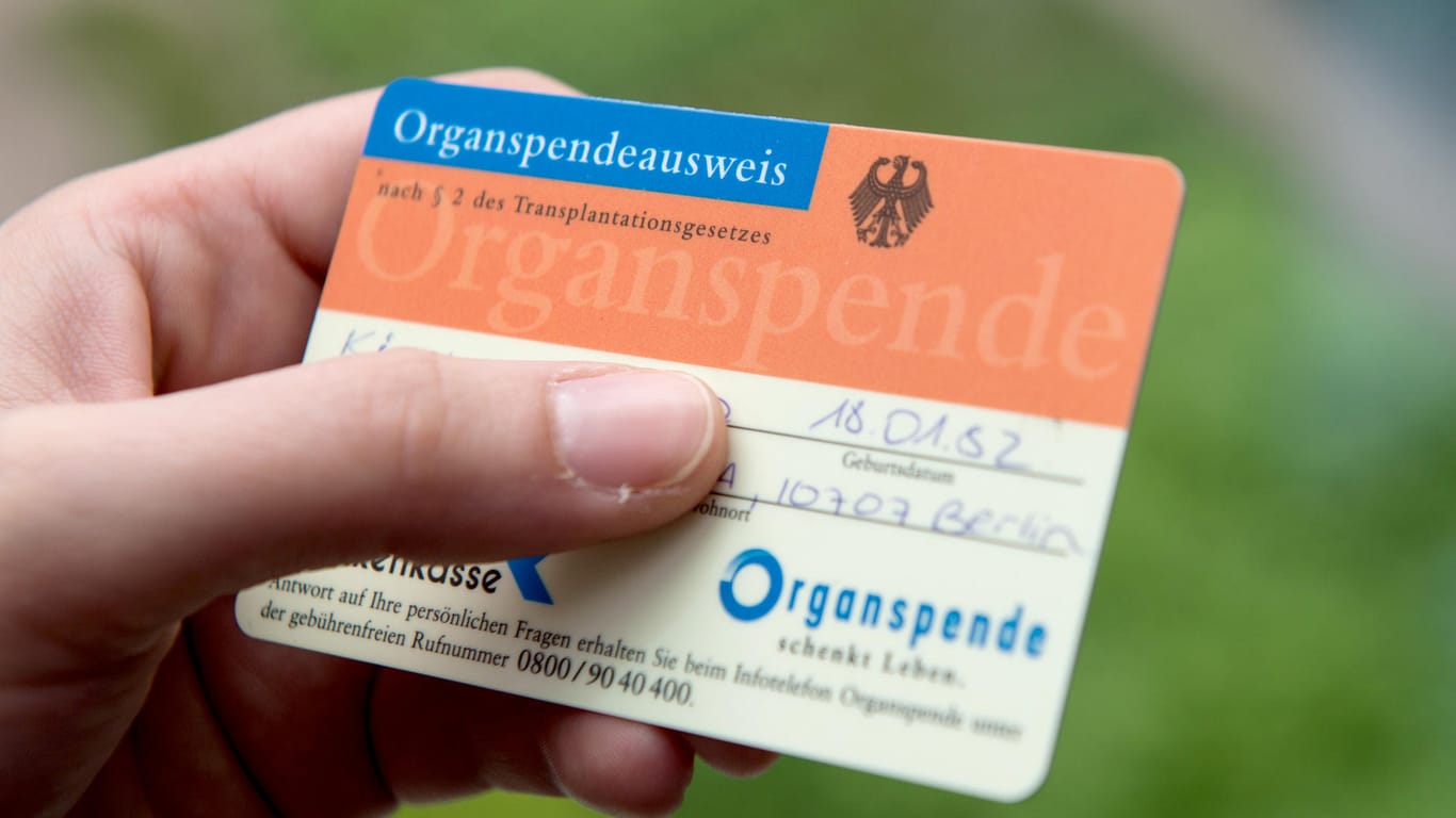 Organspendeausweis: Der Bundestag hat für die Einwilligungslösung abgestimmt. Mit dem Gesetz ändert sich vor allem, dass die Menschen sich häufiger mit der Organspende und ihrer persönlichen Haltung dazu auseinandersetzen müssen.