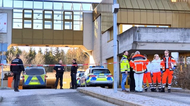 Polizisten und Rettungskräfte vor dem Jobcenter in Rottweil. Polizisten und Rettungskräfte vor dem Jobcenter in Rottweil.