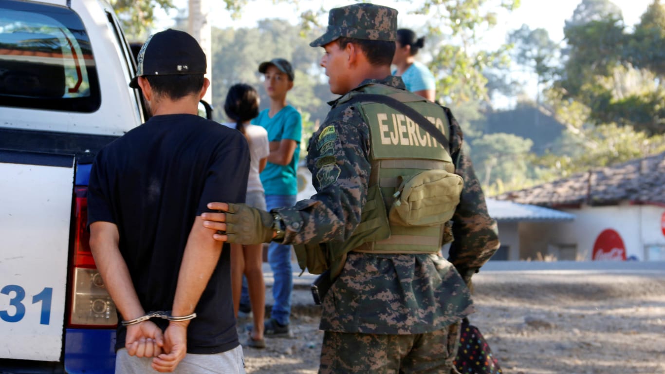 Ein Polizist verhaftet einen Migranten: Tausende Menschen wollen aus Honduras in die USA fliehen.