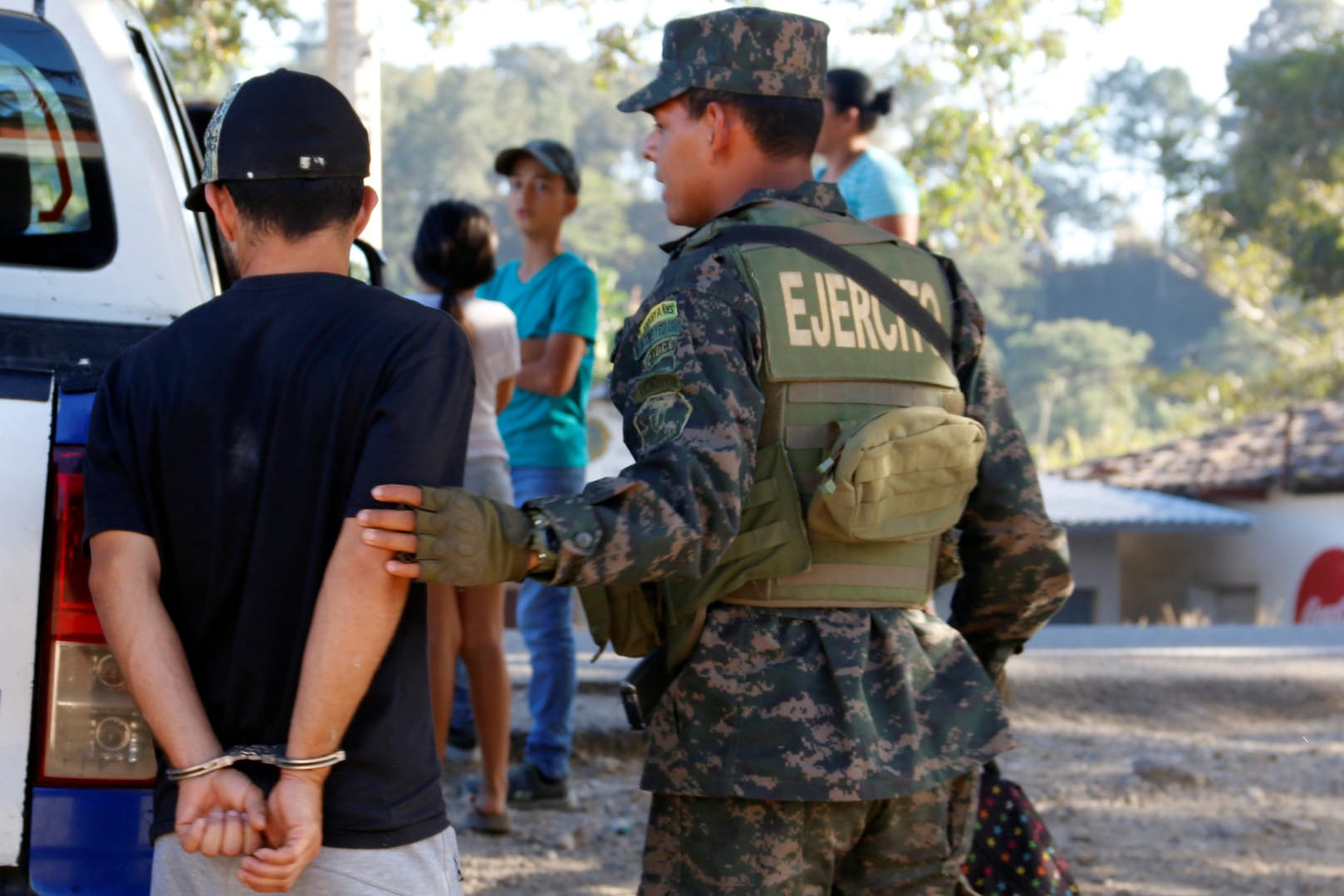 Ein Polizist verhaftet einen Migranten: Tausende Menschen wollen aus Honduras in die USA fliehen.