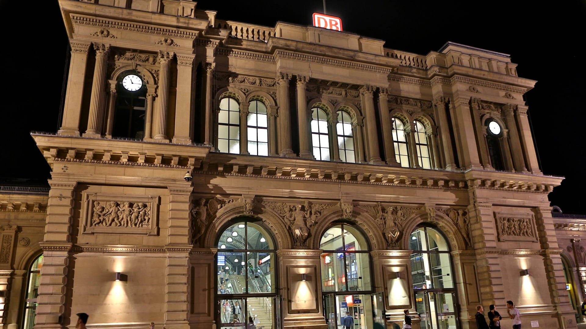 Der Hauptbahnhof in Mainz: Eine 81-Jährige hat ihre 101-jährige Mutter dort aus den Augen verloren. Der Hauptbahnhof in Mainz: Eine 81-Jährige hat ihre 101-jährige Mutter dort aus den Augen verloren.