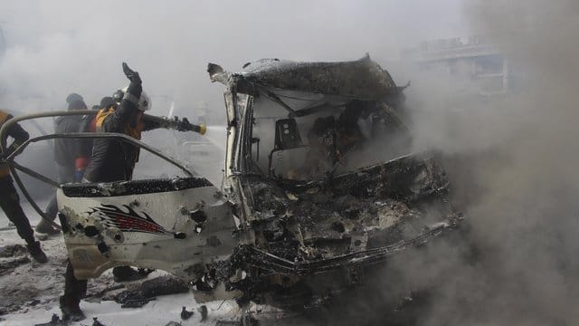 Bei schweren Kämpfen zwischen Regierungstruppen und Rebellen in Syrien sind nach Angaben von Beobachtern mindestens 40 Kämpfer getötet worden. Bei schweren Kämpfen zwischen Regierungstruppen und Rebellen in Syrien sind nach Angaben von Beobachtern mindestens 40 Kämpfer getötet worden.