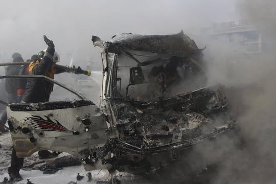 Bei schweren Kämpfen zwischen Regierungstruppen und Rebellen in Syrien sind nach Angaben von Beobachtern mindestens 40 Kämpfer getötet worden.