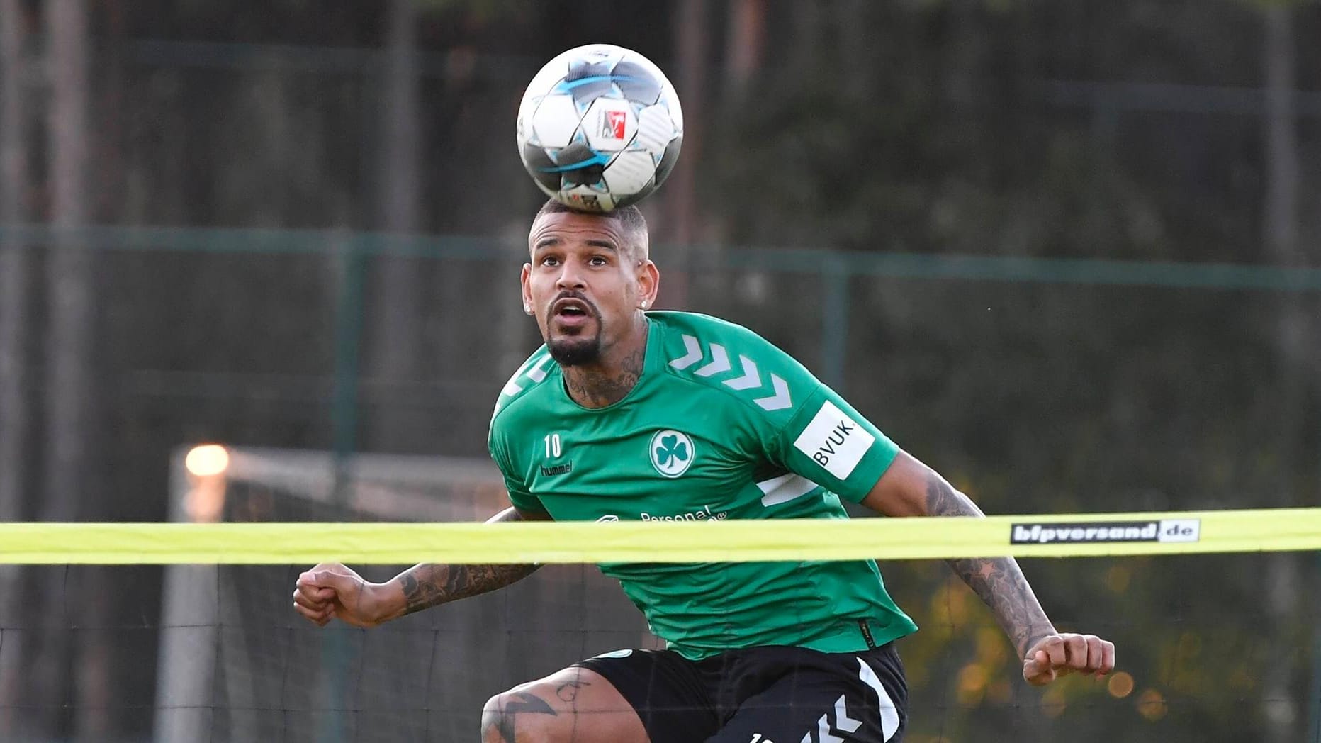 Keita-Ruel spielt einen Kopfball.