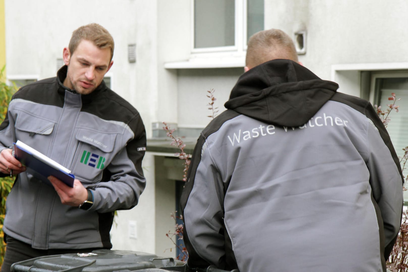 Zwei Waste Watcher im Einsatz: Sie spüren in Hagen dreiste Müllsünder auf.