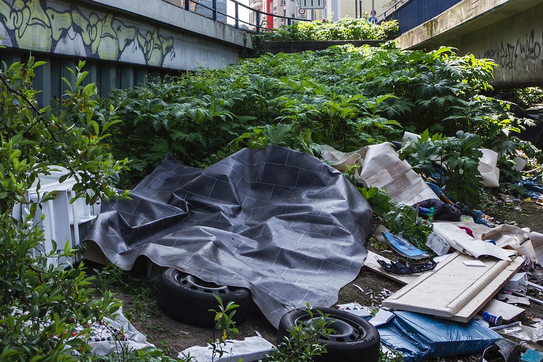 Müll unterhalb der Althagener Brücke: Solche Müllvergehen wollen die Waste Watcher mit ihrer Arbeit verhindern.