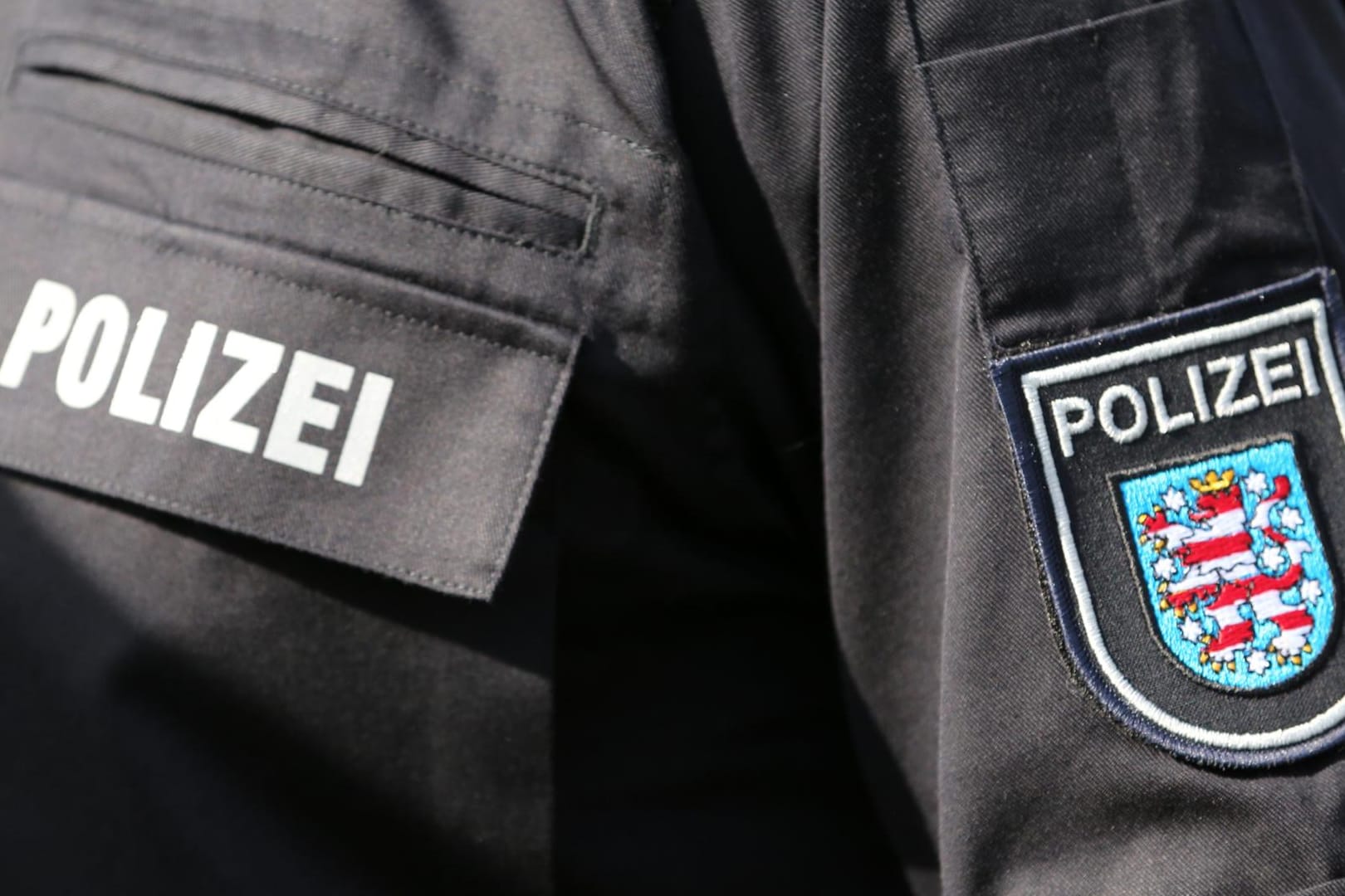 Wappen der Polizei Thüringen: In Erfurt mussten Beamte eine 35-Jährige bändigen, die in einem Lokal ausgerastet ist.