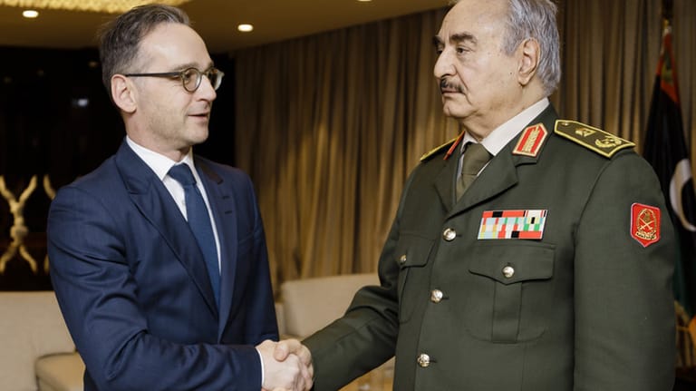 Außenminister Maas (l) im Hauptquartier von General Haftar (r): Der Bundesaußeminister plädiert für einen Waffenstillstand in Libyen.