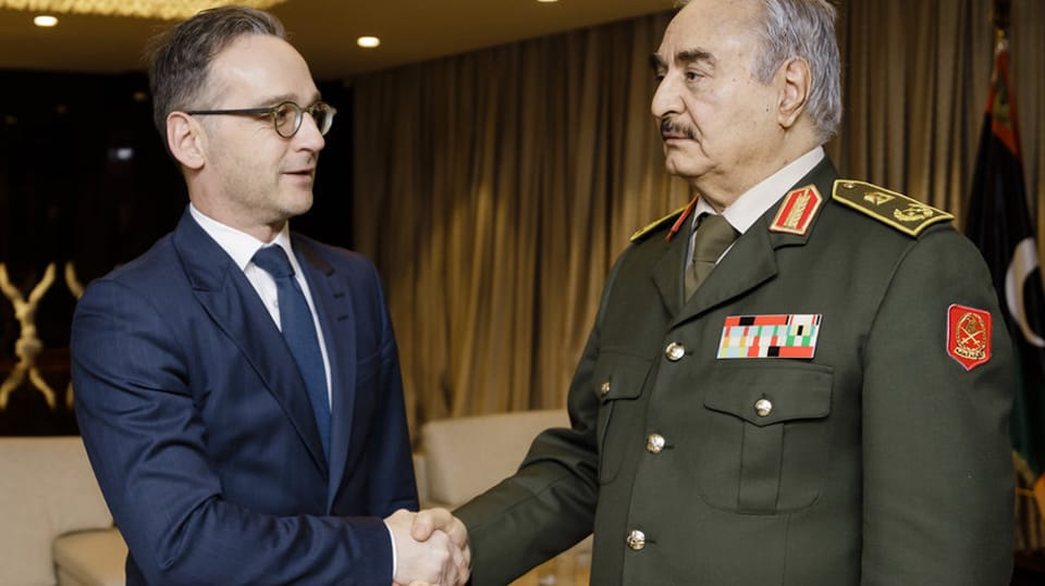 Außenminister Maas (l) im Hauptquartier von General Haftar (r): Der Bundesaußeminister plädiert für einen Waffenstillstand in Libyen. Außenminister Maas (l) im Hauptquartier von General Haftar (r): Der Bundesaußeminister plädiert für einen Waffenstillstand in Libyen.