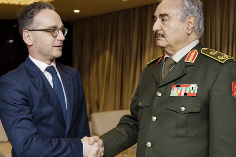 Außenminister Maas (l) im Hauptquartier von General Haftar (r): Der Bundesaußeminister plädiert für einen Waffenstillstand in Libyen.