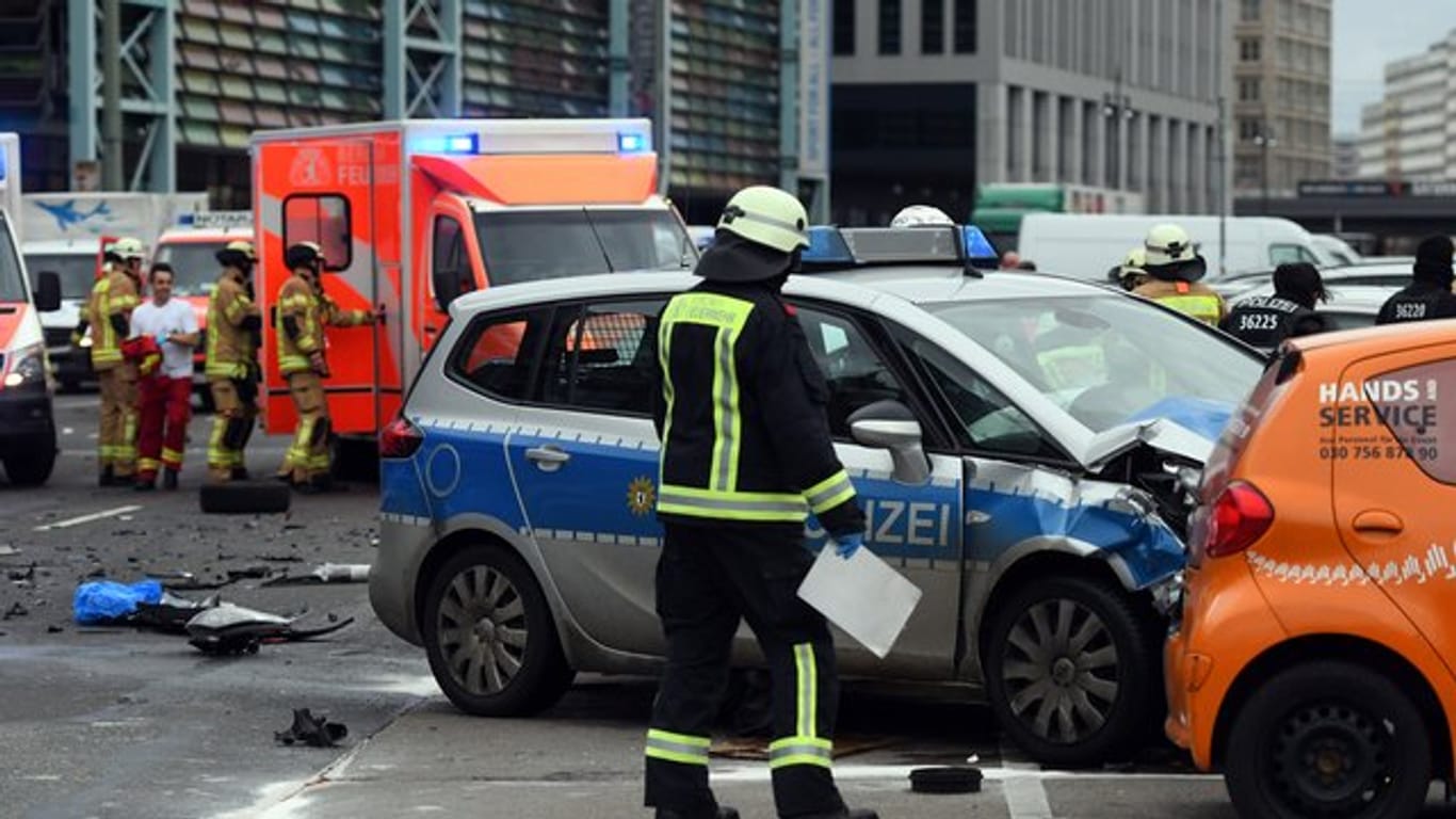 Der Wagen einer 21-Jährigen war im Januar 2018 von einem Polizeiauto mit Blaulicht nahe dem Berliner Alexanderplatz gerammt worden.