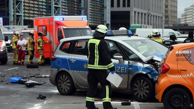 Der Wagen einer 21-Jährigen war im Januar 2018 von einem Polizeiauto mit Blaulicht nahe dem Berliner Alexanderplatz gerammt worden.