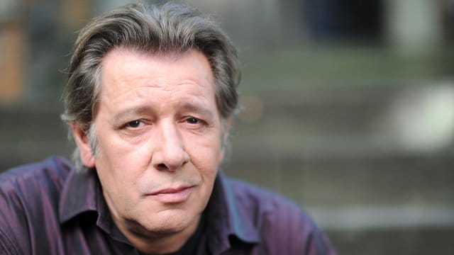 Der Hamburger Schauspieler Jan Fedder bei Dreharbeiten zu "Der Hafenpastor": Er wurde nun auf dem Ohlsdorfer Friedhof beigesetzt. Der Hamburger Schauspieler Jan Fedder bei Dreharbeiten zu "Der Hafenpastor": Er wurde nun auf dem Ohlsdorfer Friedhof beigesetzt.