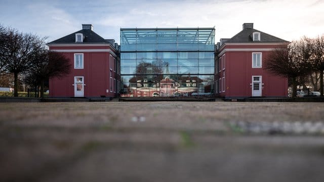Das Schloß Oberhausen spiegelt sich im Eingangsbereich der Ludwiggalerie. Das Schloß Oberhausen spiegelt sich im Eingangsbereich der Ludwiggalerie.