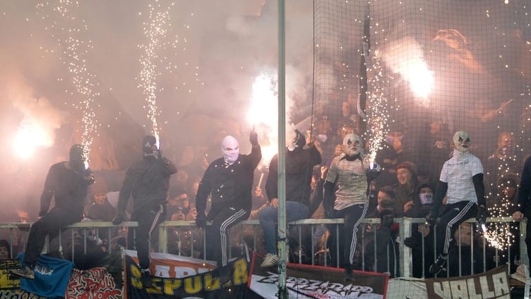 Fans von St. Pauli zünden Pyrotechnik: Dafür muss der Verein nun zahlen.