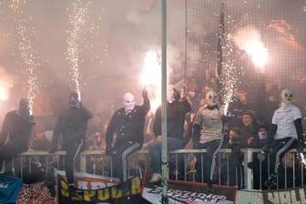 Fans von St. Pauli zünden Pyrotechnik: Dafür muss der Verein nun zahlen.
