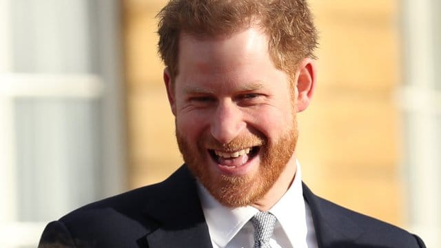 Prinz Harry zeigt sich während der Auslosung bestens gelaunt.