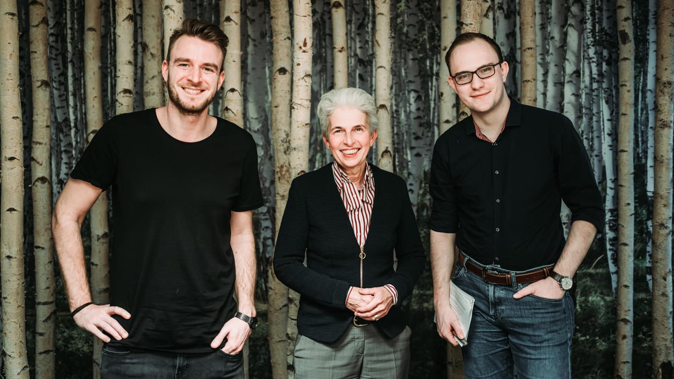 Marie-Agnes Strack-Zimmermann (M.) mit den t-online.de-Redakteuren Daniel Schreckenberg (l.) und Tim Kummert: "Erst kam die Häme anderer Parteien, dann kam das Mitleid der FDP gegenüber. Ich weiß übrigens gar nicht, was schlimmer war."