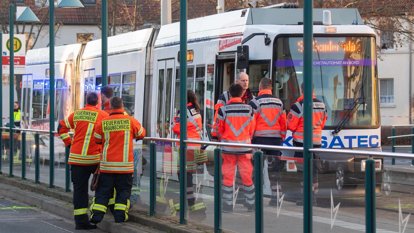 Braunschweig: Die Straßenbahn steht nach dem Unfall an einer Haltestelle.