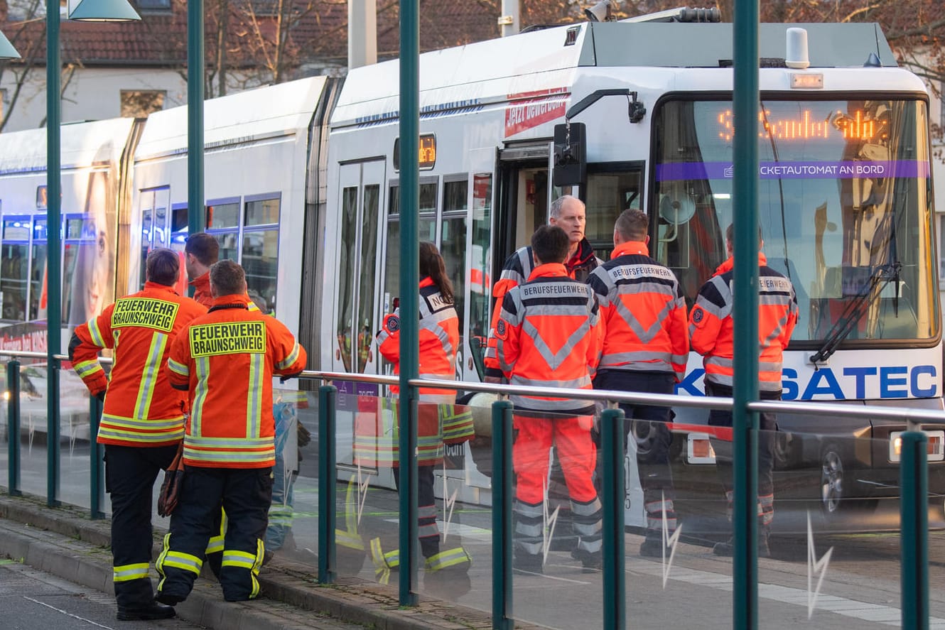 Braunschweig: Die Straßenbahn steht nach dem Unfall an einer Haltestelle.