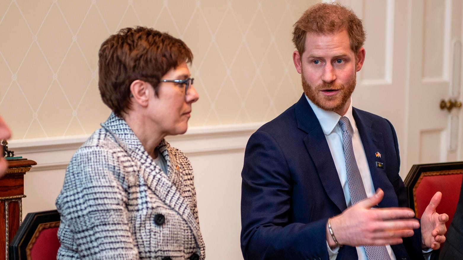 Annegret Kramp-Karrenbauer: Die Bundesverteidigungsministerin unterhält sich mit Prinz Harry.