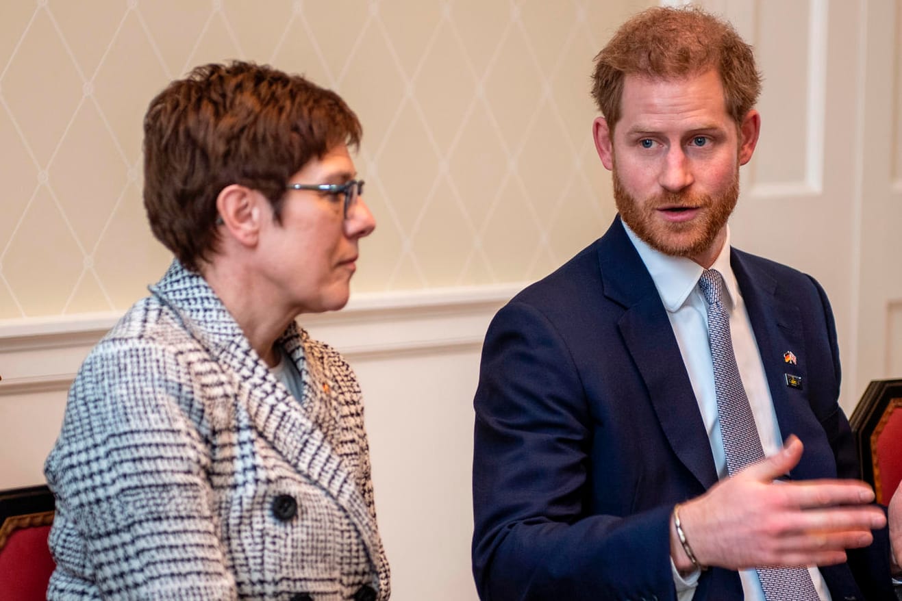 Annegret Kramp-Karrenbauer: Die Bundesverteidigungsministerin unterhält sich mit Prinz Harry.