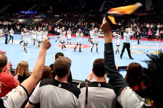 Die deutschen Handballer feiern mit den Fans den Sieg über Weißrussland.
