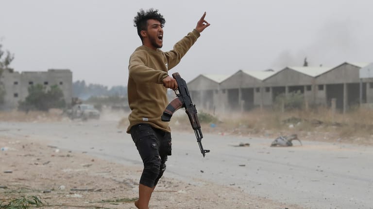 Ein Kämpfer der regulären libyschen Armee im Kampf mit den Truppen von General Haftar.