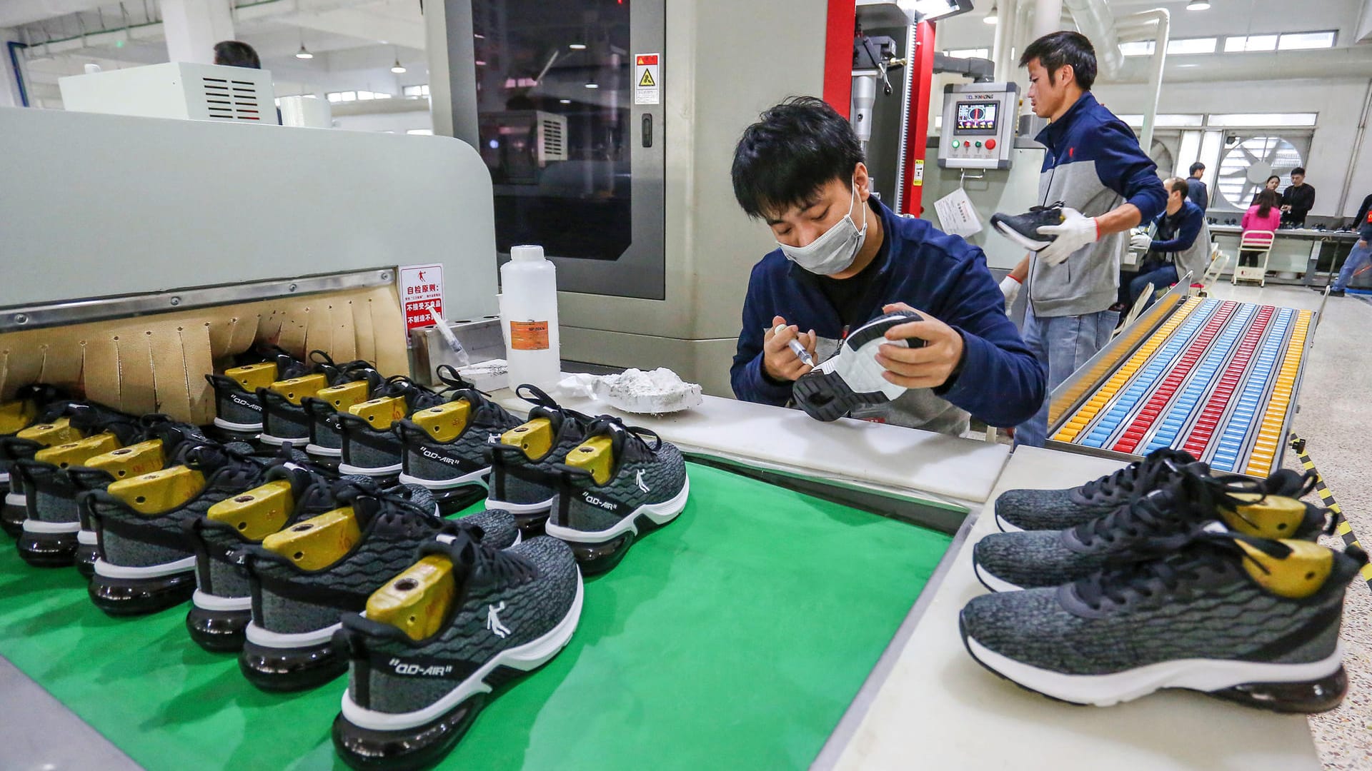 Eine Schuhfabrik in China: Das Wirtschaftswachstum des Schwellenlandes hängt von vielen Faktoren ab