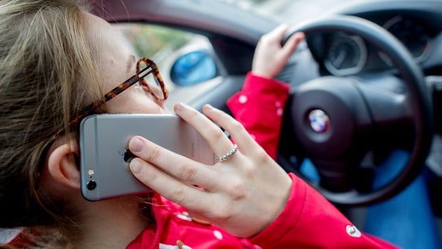 Wird wegen Handynutzung am Steuer ein Bußgeld verhängt, muss dem Fahrer das Vergehen zweifelsfrei nachgewiesen werden. Wird wegen Handynutzung am Steuer ein Bußgeld verhängt, muss dem Fahrer das Vergehen zweifelsfrei nachgewiesen werden.