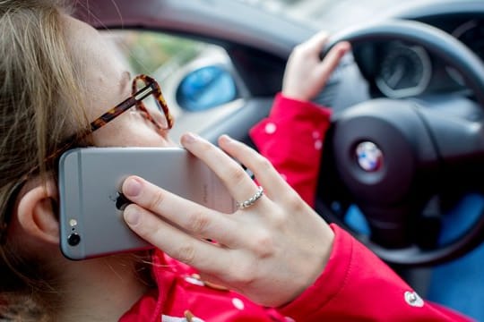 Wird wegen Handynutzung am Steuer ein Bußgeld verhängt, muss dem Fahrer das Vergehen zweifelsfrei nachgewiesen werden.