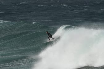 Ein Surfer in Sydney (Symbolbild): Offenbar ist es in NSW erneut zu einem Haiangriff gekommen.