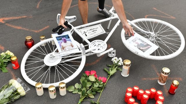 Er starb, weil ein Fahrer die Autotür aufriss, ohne auf den Verkehr zu achten: Radfahrer gedenken in Berlin eines verstorbenen Radfahrers. Er starb, weil ein Fahrer die Autotür aufriss, ohne auf den Verkehr zu achten: Radfahrer gedenken in Berlin eines verstorbenen Radfahrers.