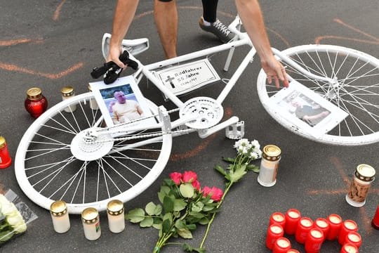 Er starb, weil ein Fahrer die Autotür aufriss, ohne auf den Verkehr zu achten: Radfahrer gedenken in Berlin eines verstorbenen Radfahrers. Er starb, weil ein Fahrer die Autotür aufriss, ohne auf den Verkehr zu achten: Radfahrer gedenken in Berlin eines verstorbenen Radfahrers.