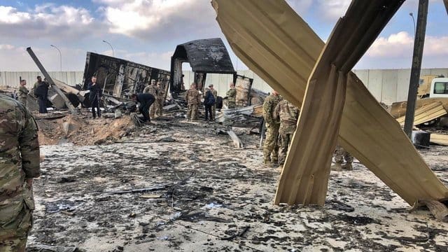 US-Soldaten und Journalisten inspizieren die Trümmer auf dem US-Stützpunkt Ain al-Assad. US-Soldaten und Journalisten inspizieren die Trümmer auf dem US-Stützpunkt Ain al-Assad.