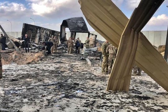 US-Soldaten und Journalisten inspizieren die Trümmer auf dem US-Stützpunkt Ain al-Assad.