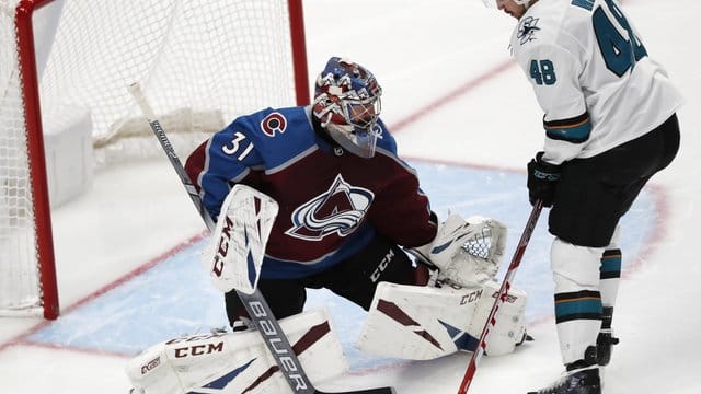 Avalanche-Torhüter Philipp Grubauer (l) zeigte gegen die San Jose Sharks 27 Paraden. Avalanche-Torhüter Philipp Grubauer (l) zeigte gegen die San Jose Sharks 27 Paraden.