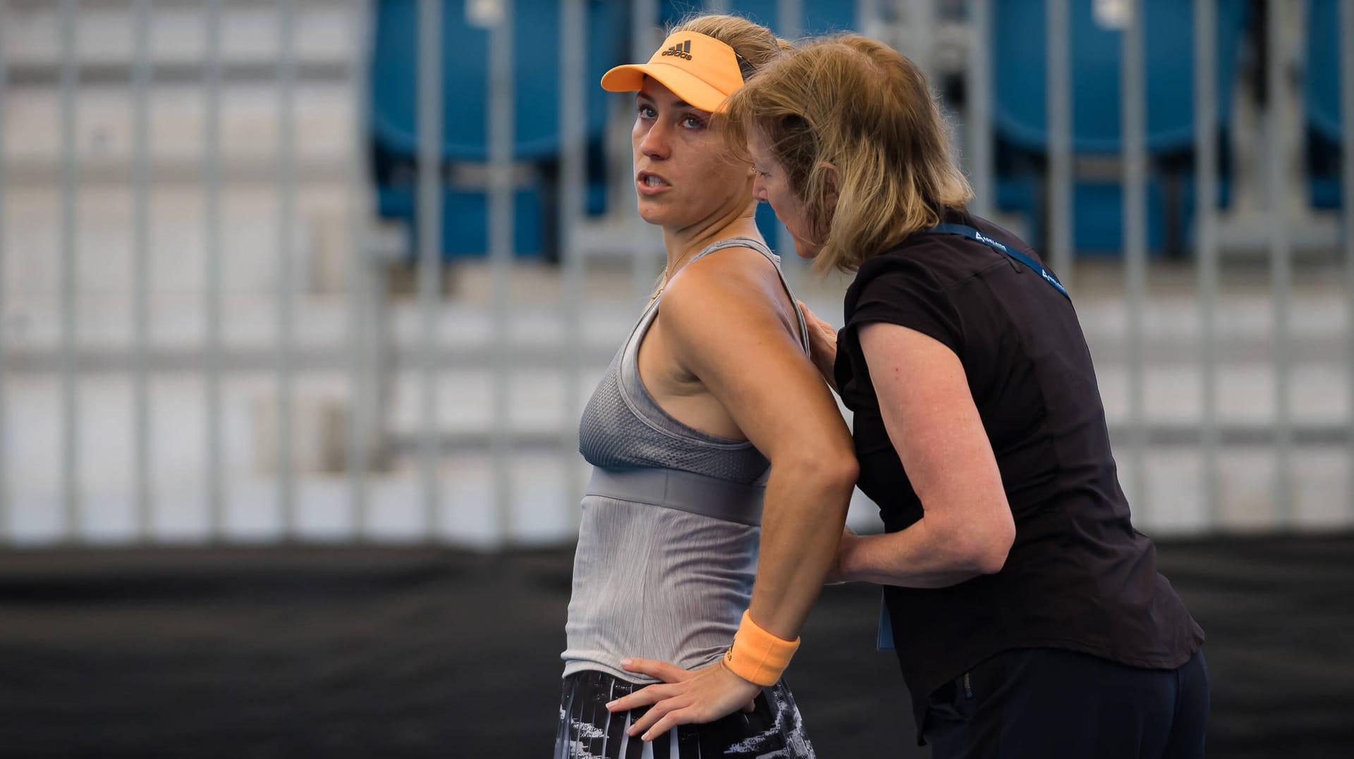 Angeschlagen: Angelique Kerber (li.) musste sich beim Turnier in Adelaide behandeln lassen.