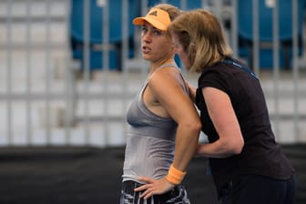 Angeschlagen: Angelique Kerber (li.) musste sich beim Turnier in Adelaide behandeln lassen.
