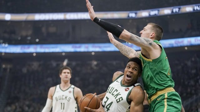 Daniel Theis (r) zeigte eine gute Leistung, doch für einen Sieg gegen die Milwaukee Bucks um Giannis Antetokounmpo reichte es nicht.