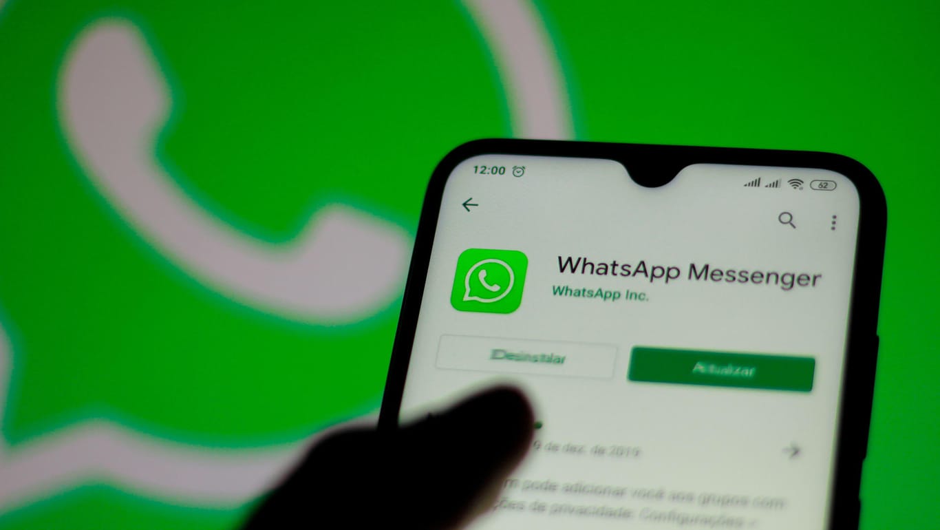 Ein Nutzer installiert WhatsApp: Der Messenger soll von Werbung verschont bleiben.