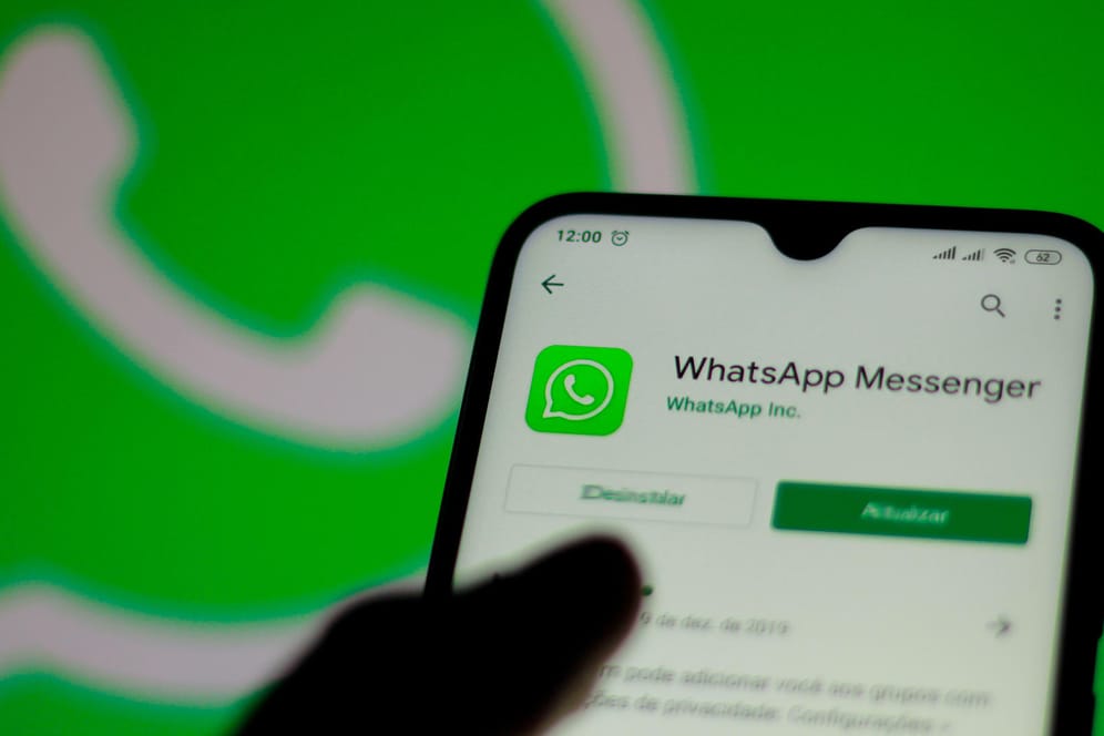Ein Nutzer installiert WhatsApp: Der Messenger soll von Werbung verschont bleiben.