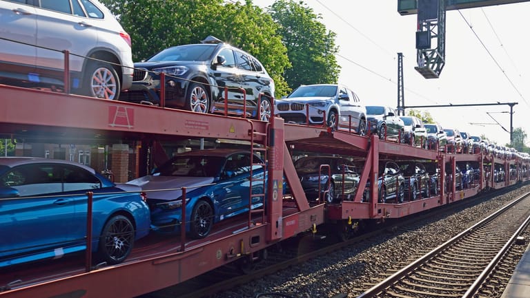 Mit Autos beladener Güterzug auf dem Weg nach Cuxhaven zur Schiffsverladung: Die US-Regierung hatte mit Strafzöllen von 25 Prozent auf Autoimporte aus der EU gedroht. (Symbolfoto)